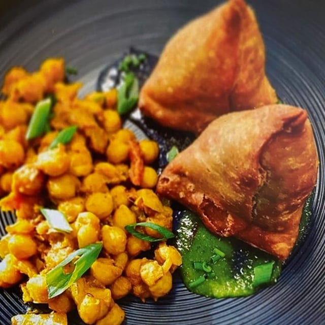 Veg Samosa/Chana.